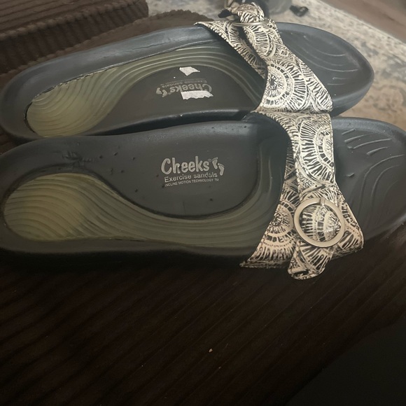 Cheeks Exercise Sandals Womens 10 Black Rubber Patterned Slip On Slides - Picture 2 of 7